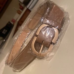 NIP BNWP 32 in tan with a gold oval buckle